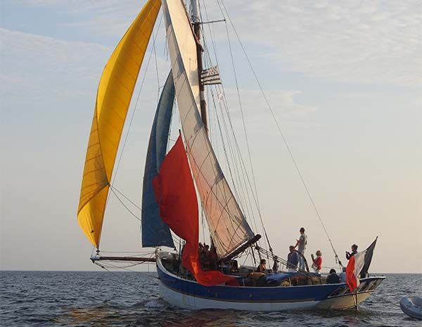 Le Krog E Barz, langoustier aux voiles colorées Le Krog E Barz, langoustier aux voiles colorées