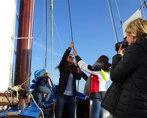 Vous allez pouvoir participer aux manoeuvres lors de votre sortie en mer Vous allez pouvoir participer aux manoeuvres lors de votre sortie en mer