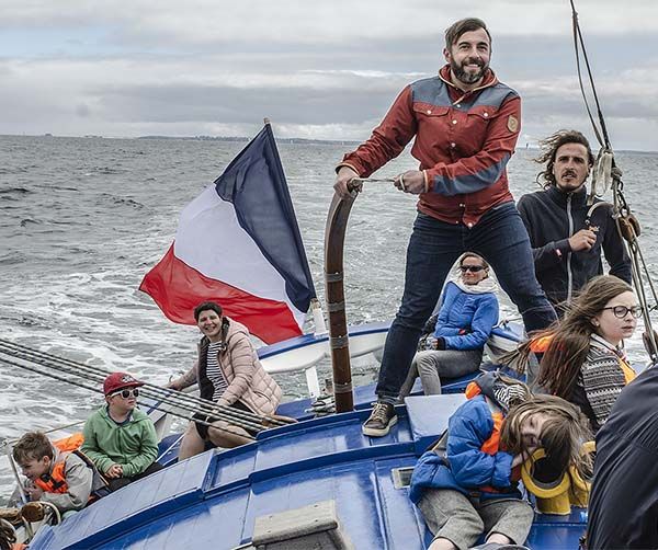 Lors d'une sortie en mer sur le Krog E Barz, vous pourrez être à la maneuvre, sous la supervision d'Alan Lors d'une sortie en mer sur le Krog E Barz, vous pourrez être à la maneuvre, sous la supervision d'Alan