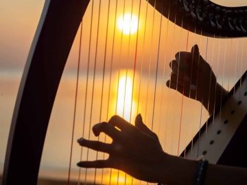 [#Sortie] 🎵 Faites plaisir à vos yeux et vos oreilles avec une sortie bateau au son de la harpe avec Krog E Barz 

📅 Dimanches de mai à 17h30
📍56640  Arzon
🎟...