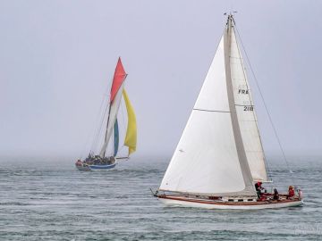 Ce matin : le KROG dans la brume, en route vers HOUAT - HOEDIC, pour rejoindre les copains trads.
Crédit photo Claude Le Dû