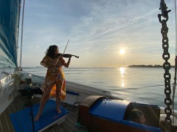 Et n'oubliez pas nos sorties exceptionnelles en soirée avec apéritif  avec une harpiste les lundis  ou une violoniste les vendredis !...
