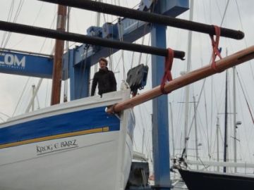 Fin de carénage et mise à l'eau du KROG ! Un grand merci à tous ceux qui sont venus donner un coup de pinceau : Hervé, l'équipe de HOVIA , Antoine et surtout...